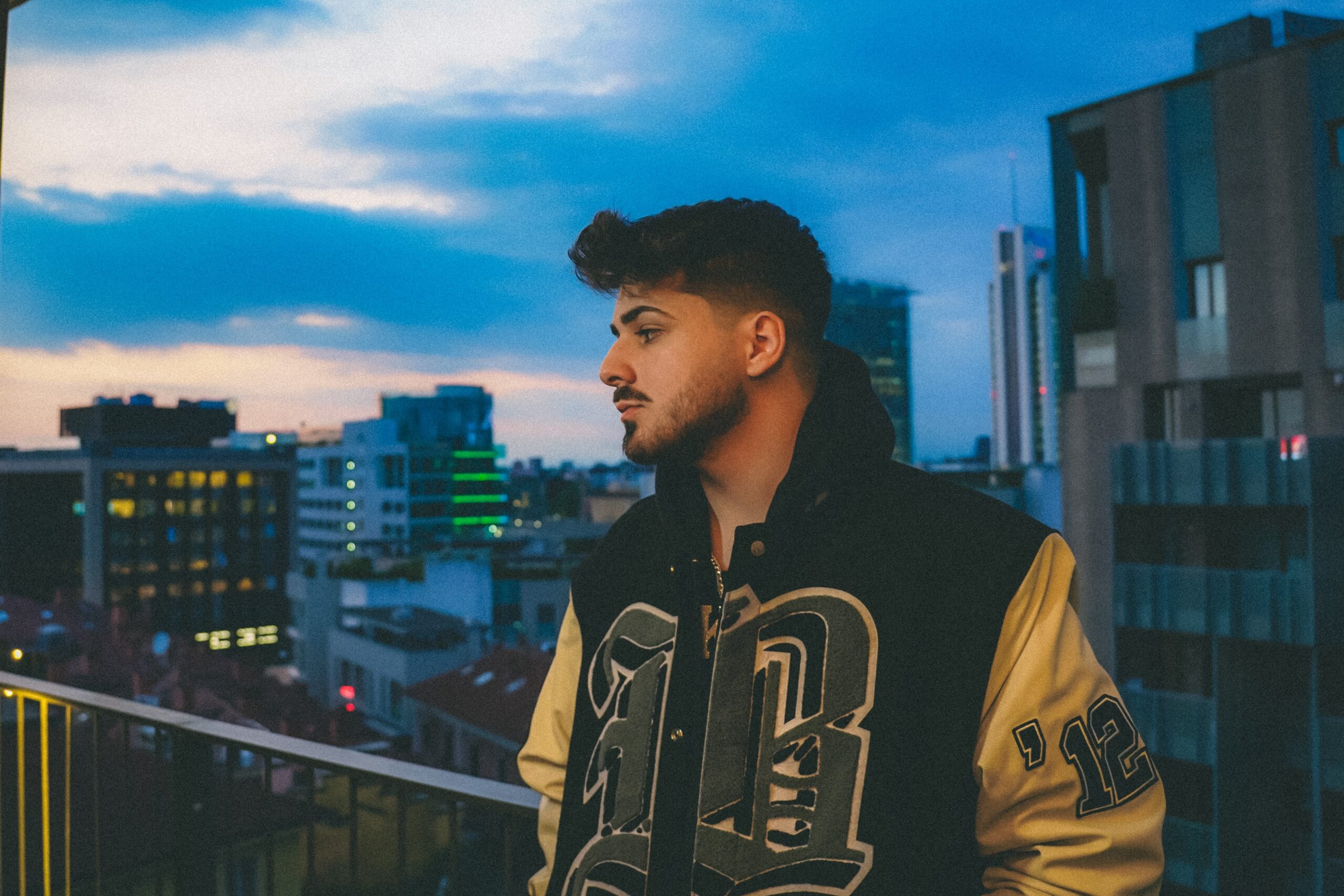 Kina – Get You The Moon (feat. Snøw)